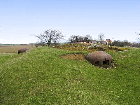 Ligne Maginot - FERME CHAPPY - A1 - (Ouvrage d'infanterie) - Bloc 2
En arrière plan  l'avant cuirasse de la tourelle de mitrailleuse qui a  été ferraillée. - AALMA - lignemaginot.com