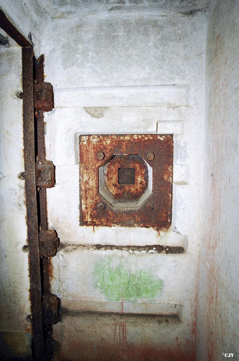Ligne Maginot - FERME CHAPPY - A1 - (Ouvrage d'infanterie) - Bloc 1
Le créneau de défense de l'issue de secours - Lia VERMEULEN