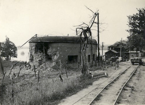 Ligne Maginot - SARRALBE BARRAGE NORD - (Blockhaus pour arme infanterie) - Le blockhaus avec le barrage au second plan - Inconnu  