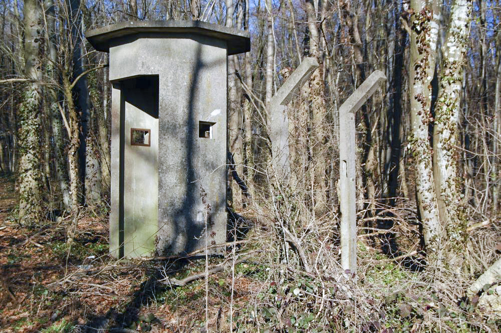 Ligne Maginot - GRAND BOIS - (Dépôt de Munitions) - Cette guérite est située en bordure de la route qui mène de Doncourt Village à ce qui est aujourd'hui Doncourt Cités. - Christian RICHON-devoitine520