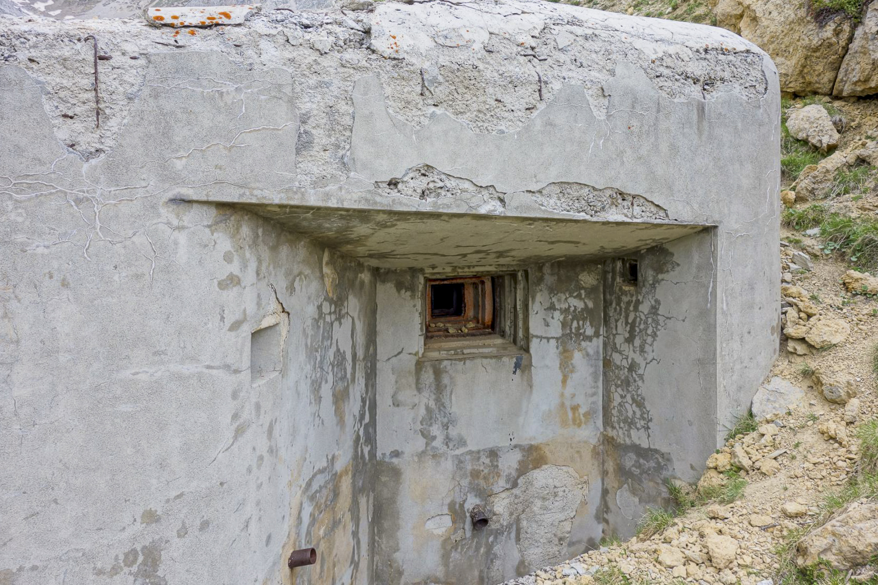 Ligne Maginot - PAS DU ROC - (Ouvrage d'artillerie) - Bloc 1
Créneau de mitrailleuse couvrant le Col d'Arrondaz - Michel Teiten
