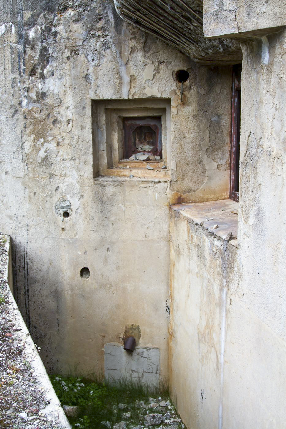 Ligne Maginot - LAVOIR - (Ouvrage d'artillerie) - Bloc 1
Fossé diamant et créneau FM de défense rapprochée - Michel Teiten