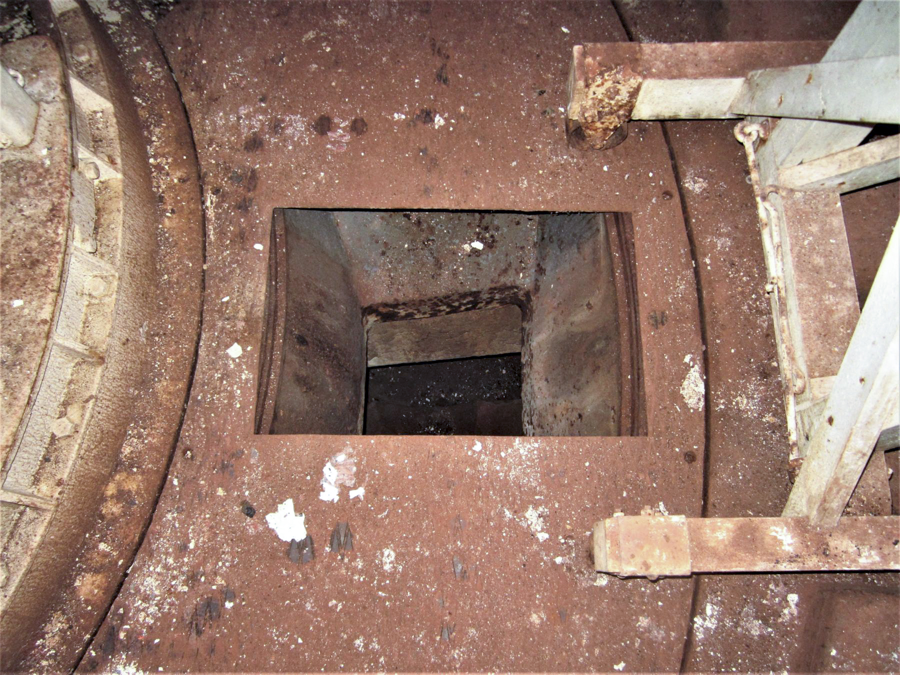 Ligne Maginot - LAVOIR - (Ouvrage d'artillerie) - Bloc 1
Canon-mortier de 75 mle 31
Trappe d'évacuation des douilles - Gregory Fuchs