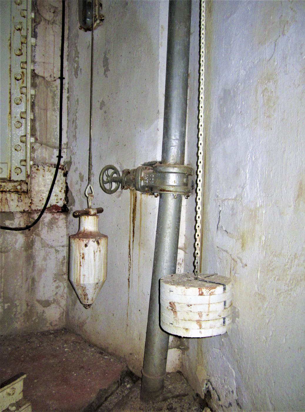 Ligne Maginot - LAVOIR - (Ouvrage d'artillerie) - Bloc 1
Canon-mortier de 75 mle 31
A droite le contrepoids d'équilibrage de la pièce, à gauche celui du volet d'embrasure - Gregory Fuchs