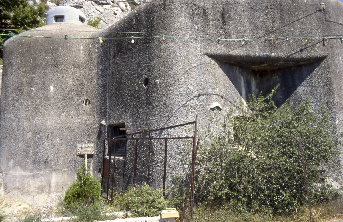Ligne Maginot - SAINTE AGNES (SAG) - EO9 - (Ouvrage d'artillerie) - Bloc 2
Orillon ouest du bloc, avec à droite le créneau vers l'ouest, et au centre le créneau FM de flanquement de l'entrée. - JOLAS, Jean-Michel