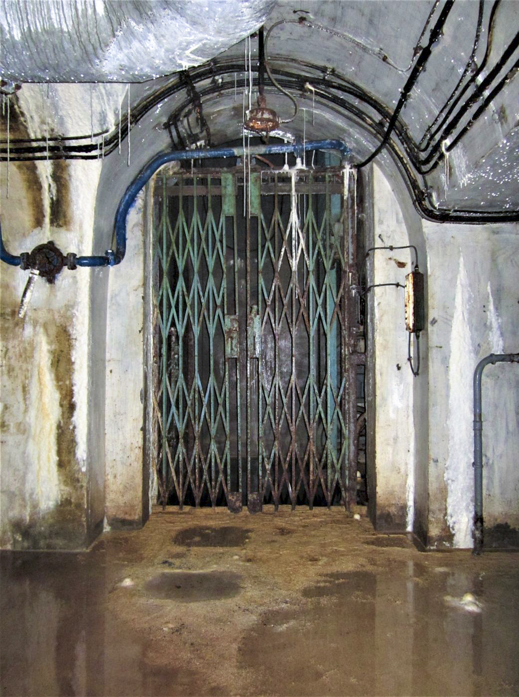 Ligne Maginot - LAVOIR - (Ouvrage d'artillerie) - Bloc 2
Monte-charge au pied du bloc - Gregory Fuchs