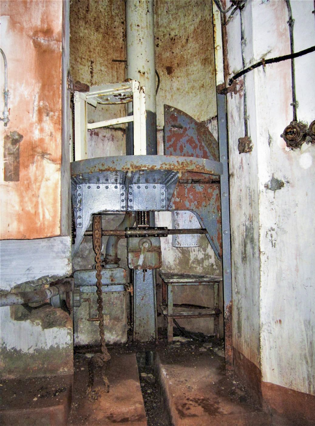 Ligne Maginot - LAVOIR - (Ouvrage d'artillerie) - Bloc 4
Puits de la cloche JM droite - Gregory Fuchs