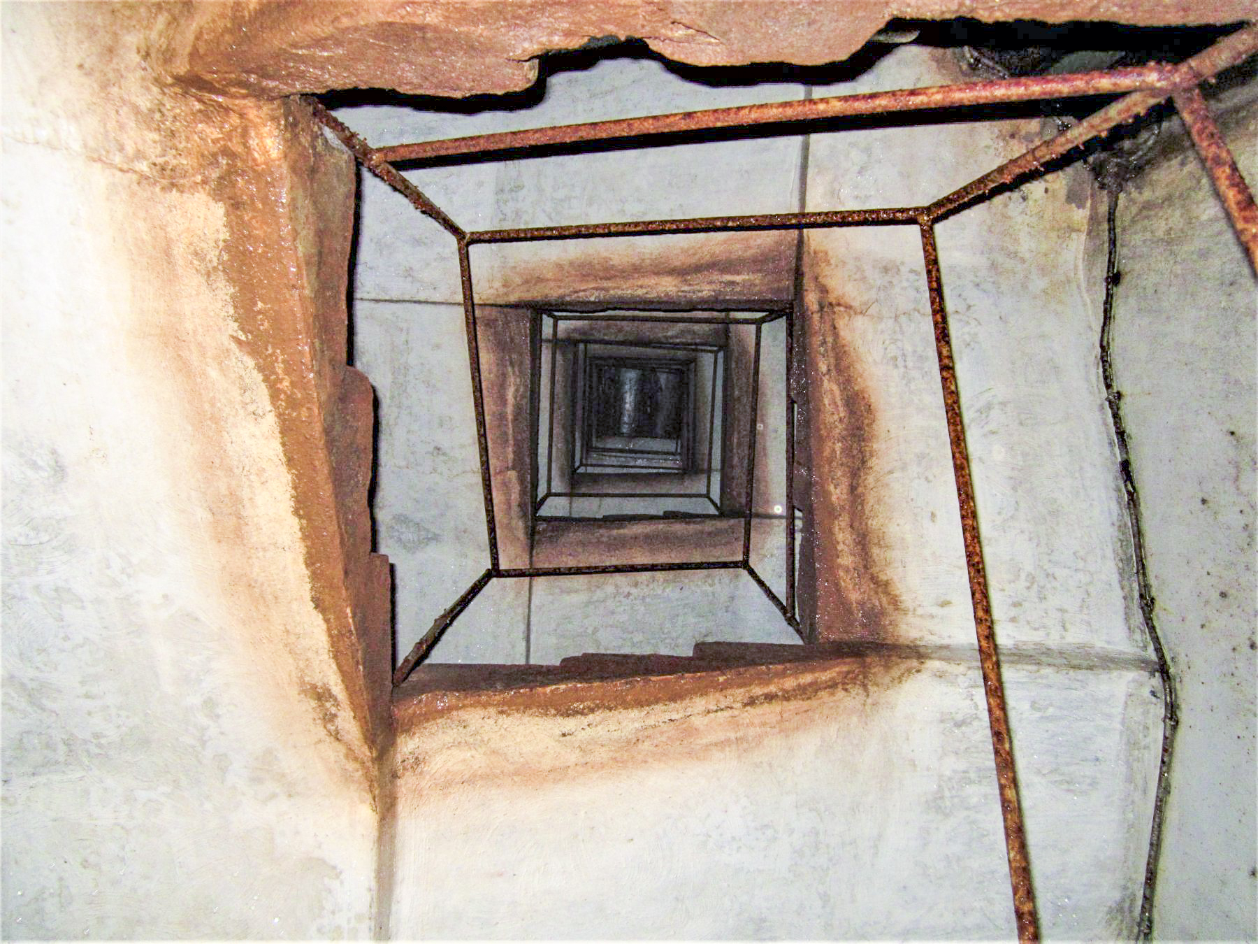 Ligne Maginot - LAVOIR - (Ouvrage d'artillerie) - Bloc 4
Escalier - Gregory Fuchs