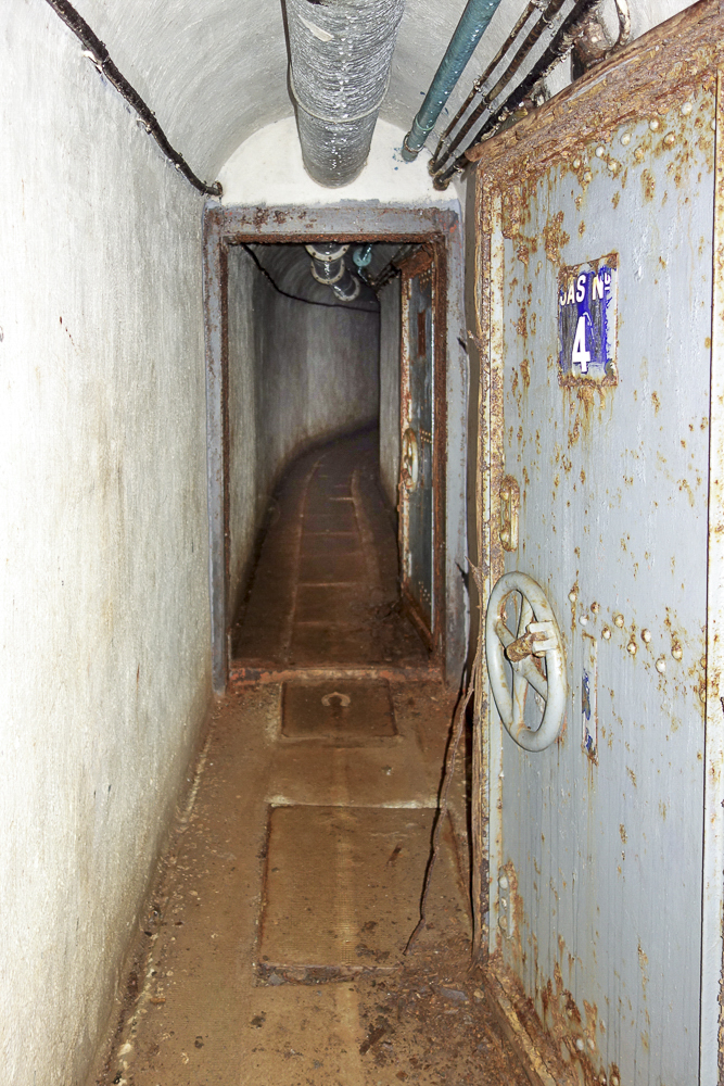 Ligne Maginot - LAVOIR - (Ouvrage d'artillerie) - Bloc 4
Sas d'entrée dans le bloc au niveau souterrain - Michel Teiten