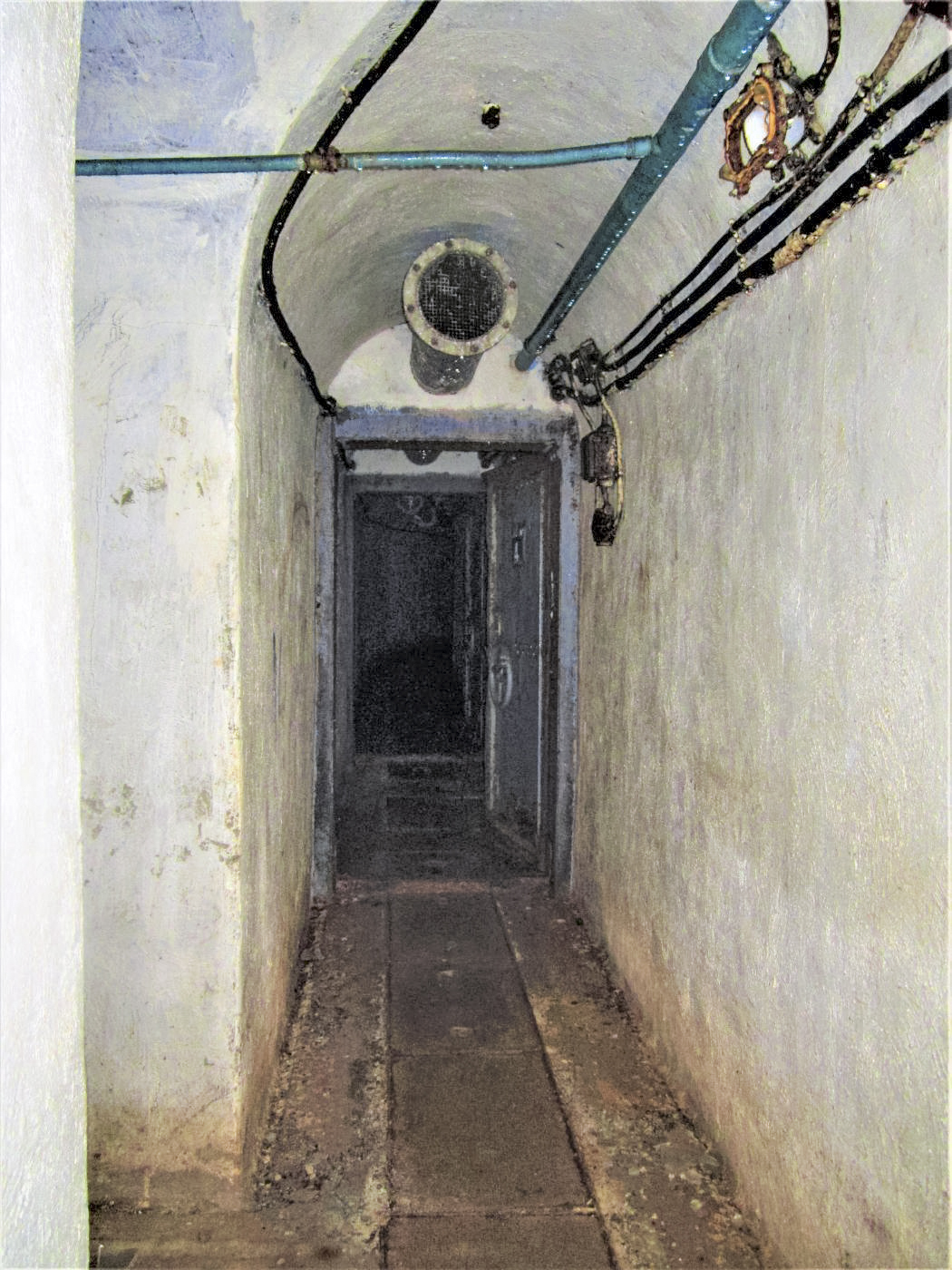Ligne Maginot - LAVOIR - (Ouvrage d'artillerie) - Bloc 4
Au fond le sas étanche isolant le bloc, à gauche l'accès à l'urinoir - Gregory Fuchs