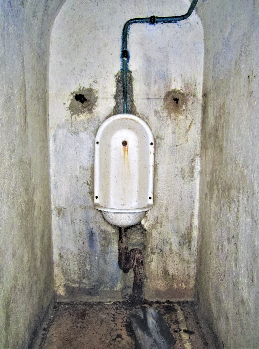 Ligne Maginot - LAVOIR - (Ouvrage d'artillerie) - Bloc 4
Urinoir dans la galerie - Gregory Fuchs