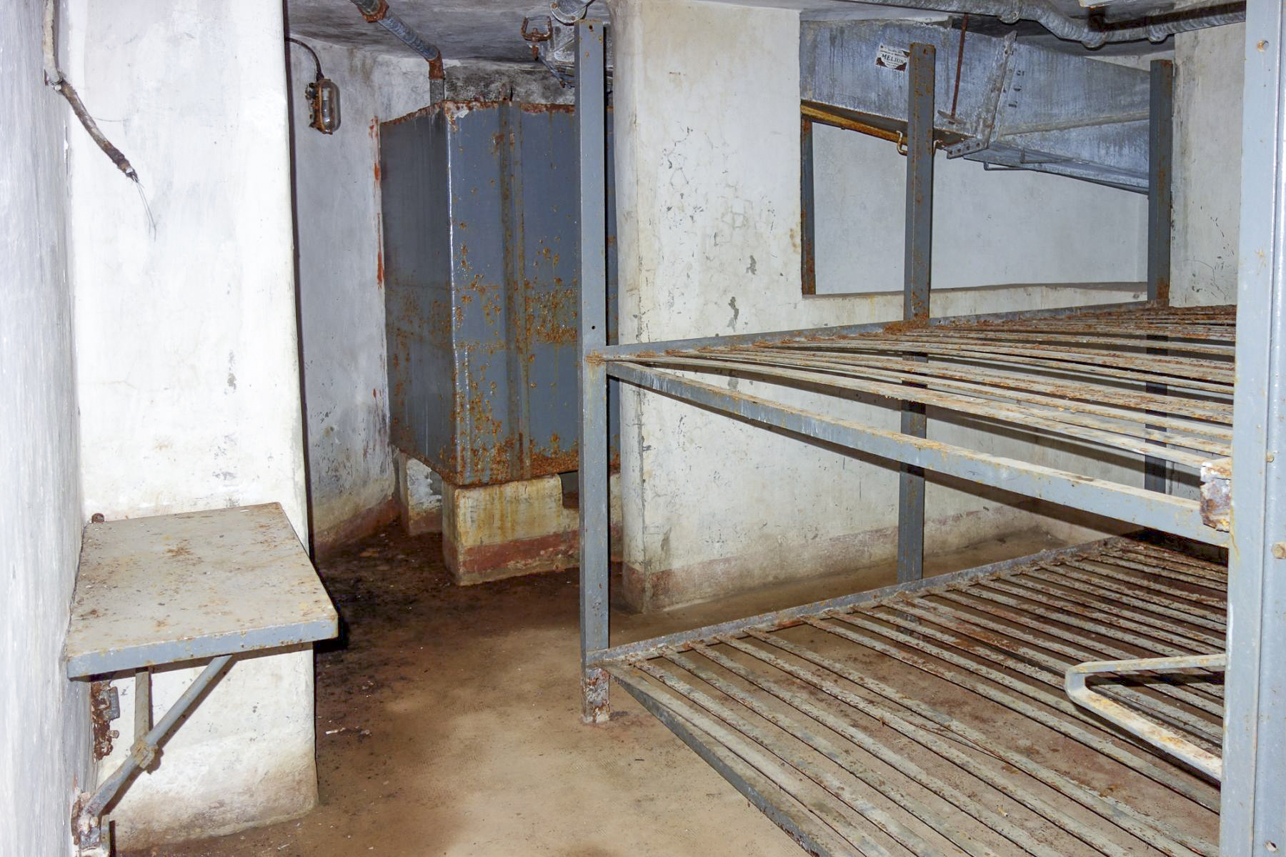 Ligne Maginot - LAVOIR - (Ouvrage d'artillerie) - Bloc 5
Etage inférieur
Chambre pour 8 hommes. 
Noter le réservoir et le toboggan à douilles à l'arrière-plan. - Michel Teiten