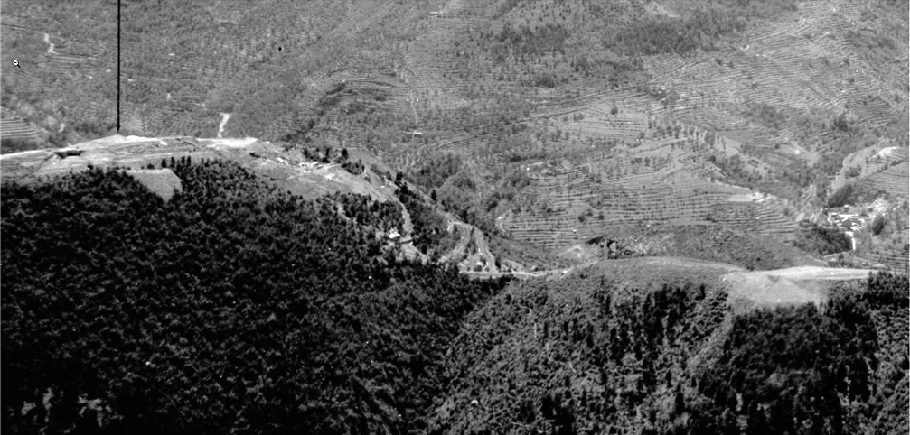 Ligne Maginot - AGAISEN INSTRUCTION - (Stand de tir) - Extrait du panoramique de l'observatoire de la Croix Albaréa. A gauche l'Agaisen, au centre Agaisen Instruction et l'entrée de Agaisen Col, à droite le champ de tir - CCTAA