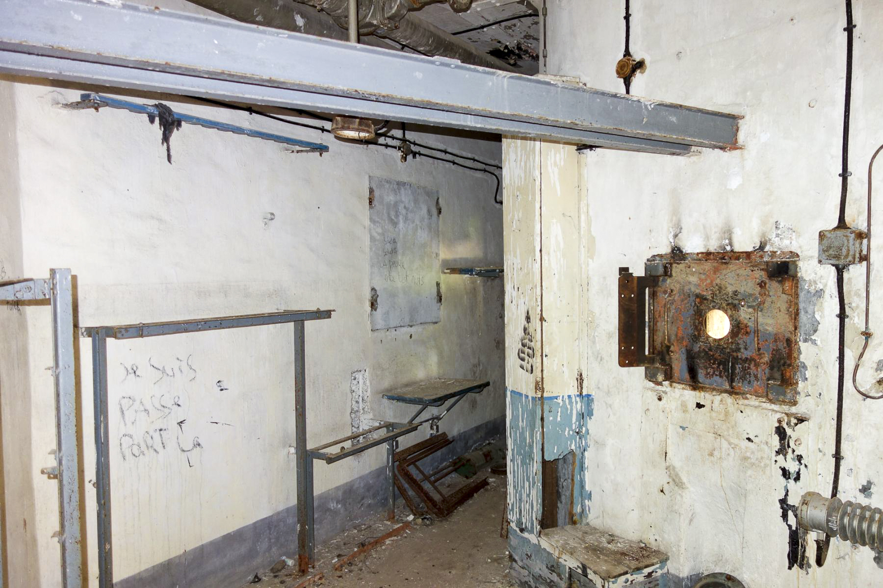 Ligne Maginot - SAINT ANTOINE - (Ouvrage d'artillerie) - Bloc EHM
Chambre de tir. 
La poutre pour le canon AC37 est en place au-dessus du créneau JM mais l'arme n'a jamais été installée. - Michel Teiten