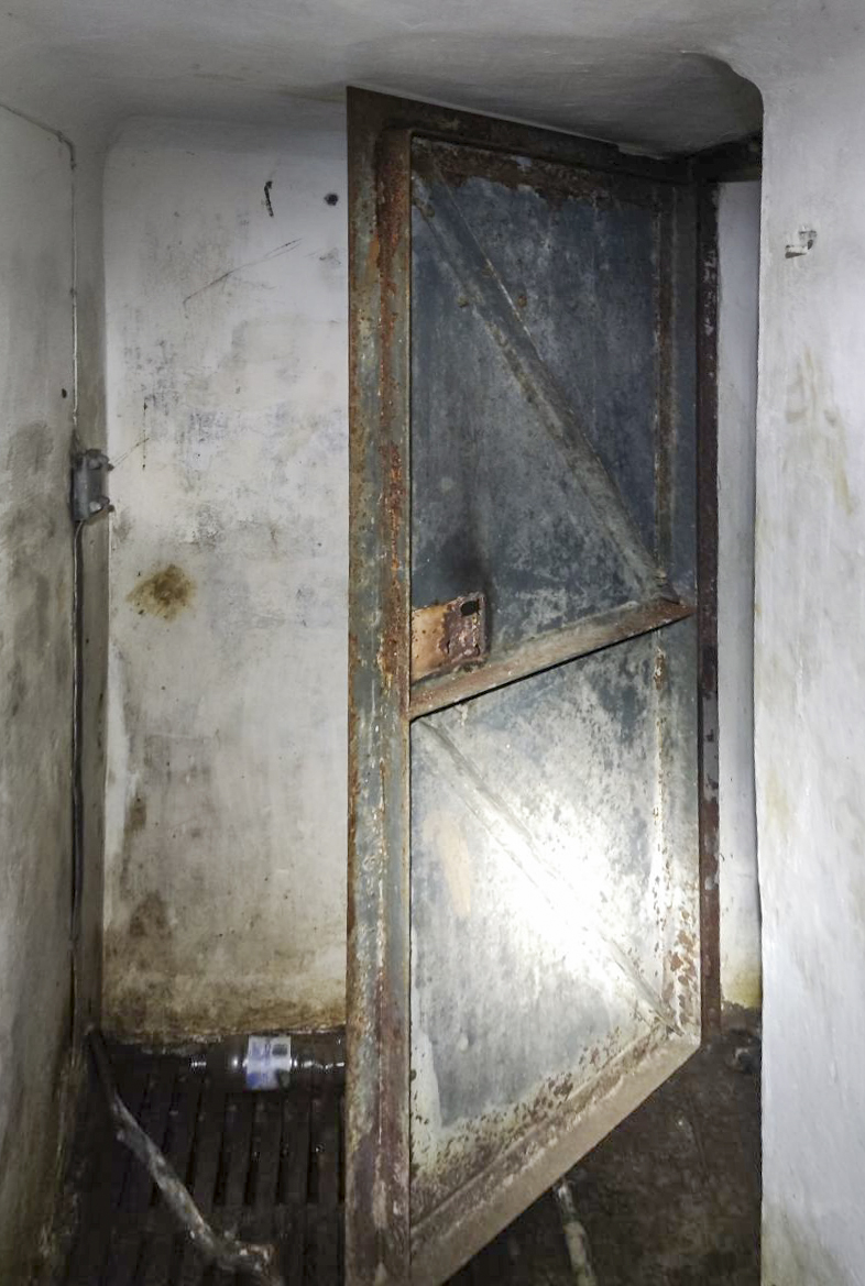 Ligne Maginot - 29T - (Chambre de coupure) - Couloir d'accès à la pièce contenant les coffrets de répartition ainsi que la porte de séparation intérieure, entrouverte. - rominoutche