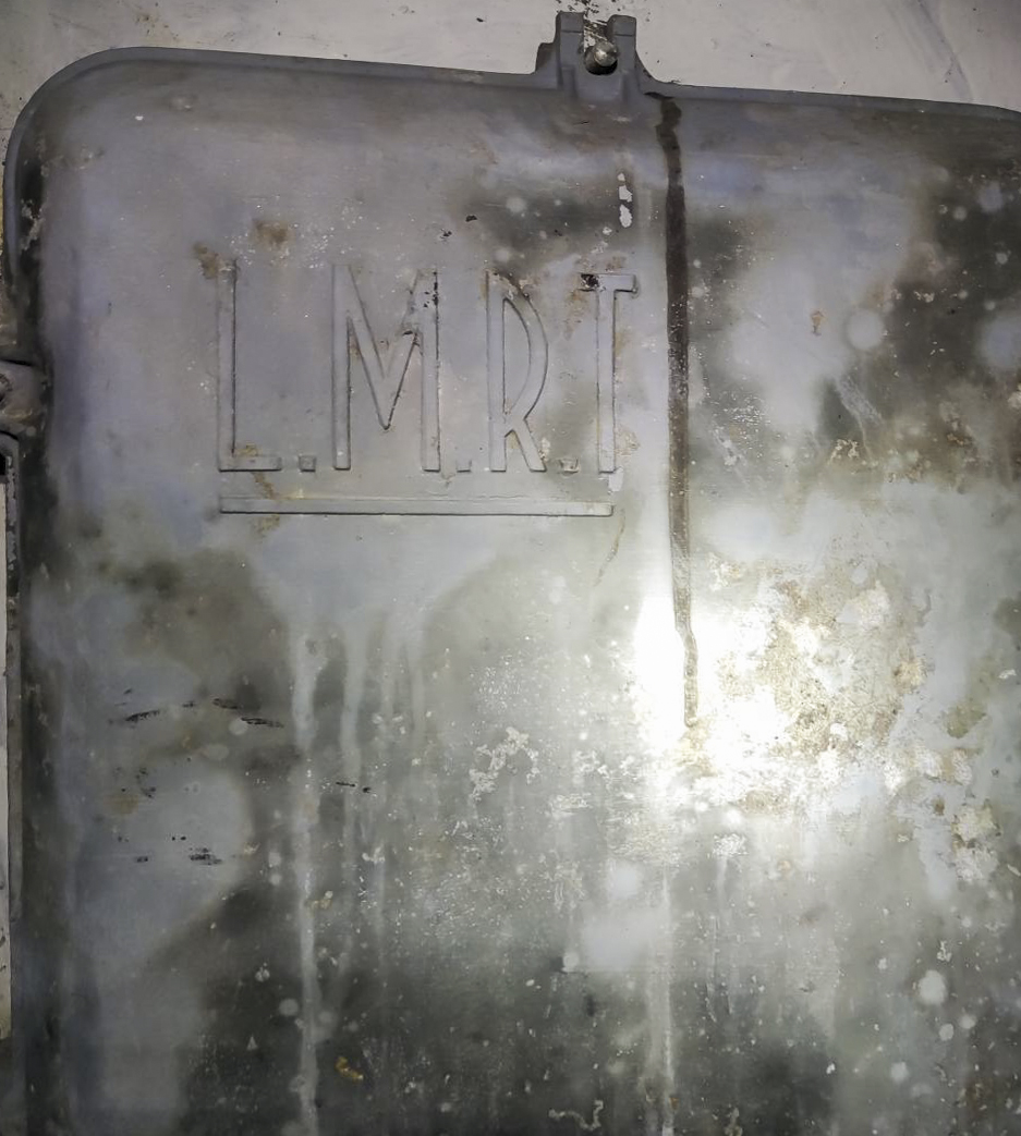 Ligne Maginot - 29T - (Chambre de coupure) - Détail sur la paroi du coffret, on y remarque l'inscription gravée L.M.R.T , sans doute sa marque de fabrique. - rominoutche