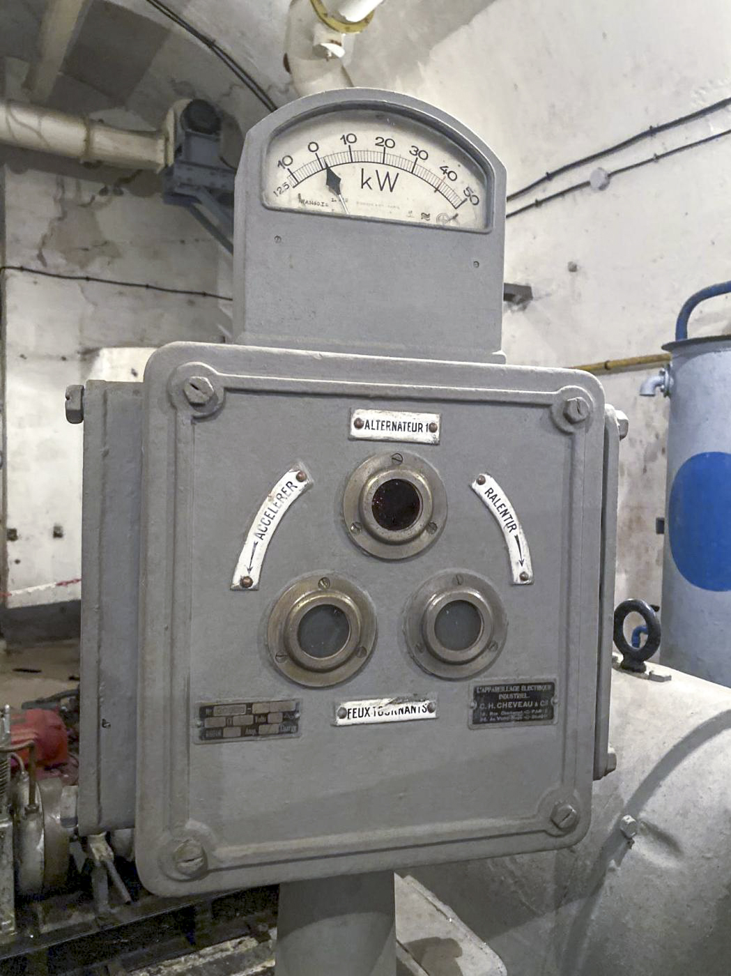 Ligne Maginot - SAINT ROCH (SHR) - (Ouvrage d'artillerie) - L'usine électrique 
Colonne des feux tournants permettant le couplage du groupe électrogène au réseau de l'ouvrage. - Pascal LAMBERT