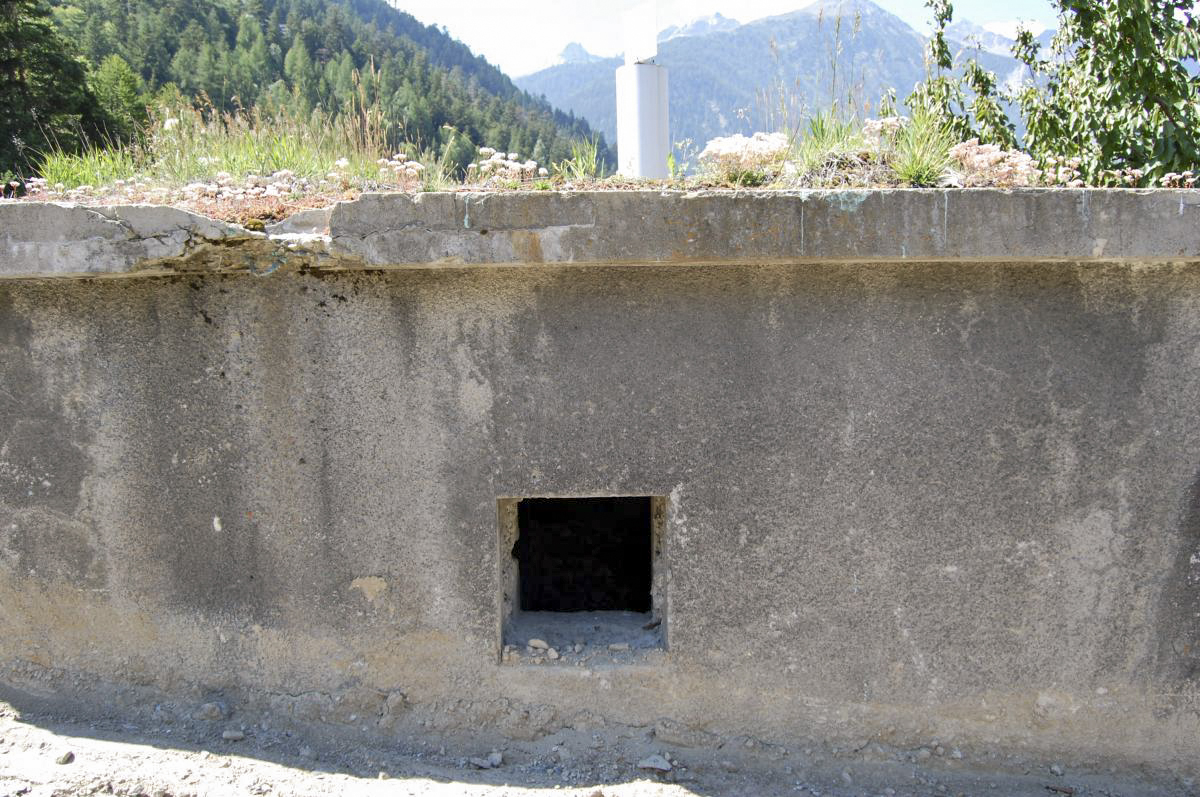 Ligne Maginot - RIEUX ROUX 2 - TUNNEL FERROVIAIRE - (Blockhaus pour arme infanterie) - Côté arrière - créneau FM - Michal Prasil