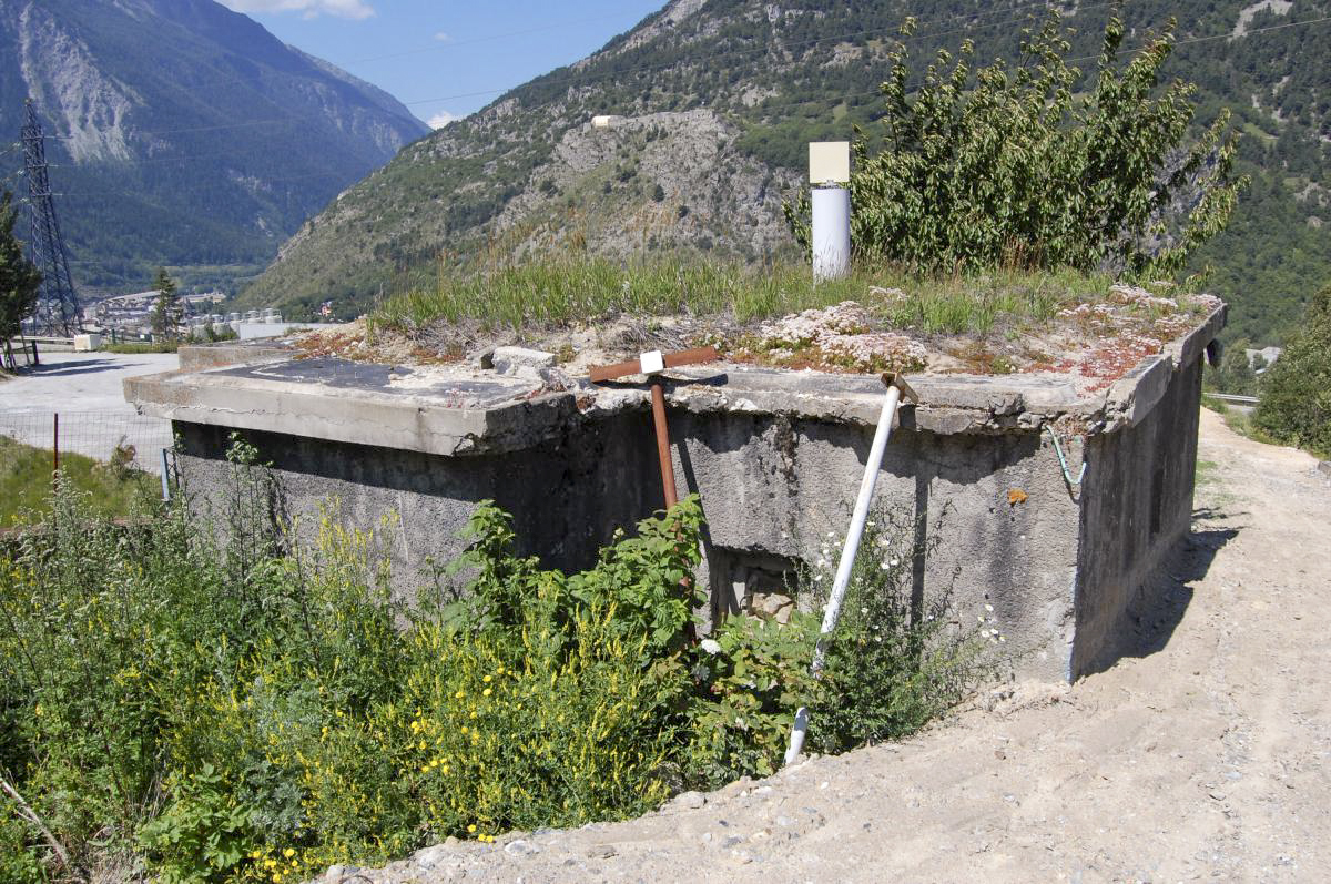 Ligne Maginot - RIEUX ROUX 2 - TUNNEL FERROVIAIRE - (Blockhaus pour arme infanterie) - Côté gauche - créneau FM et avancée de latrine - Michal Prasil
