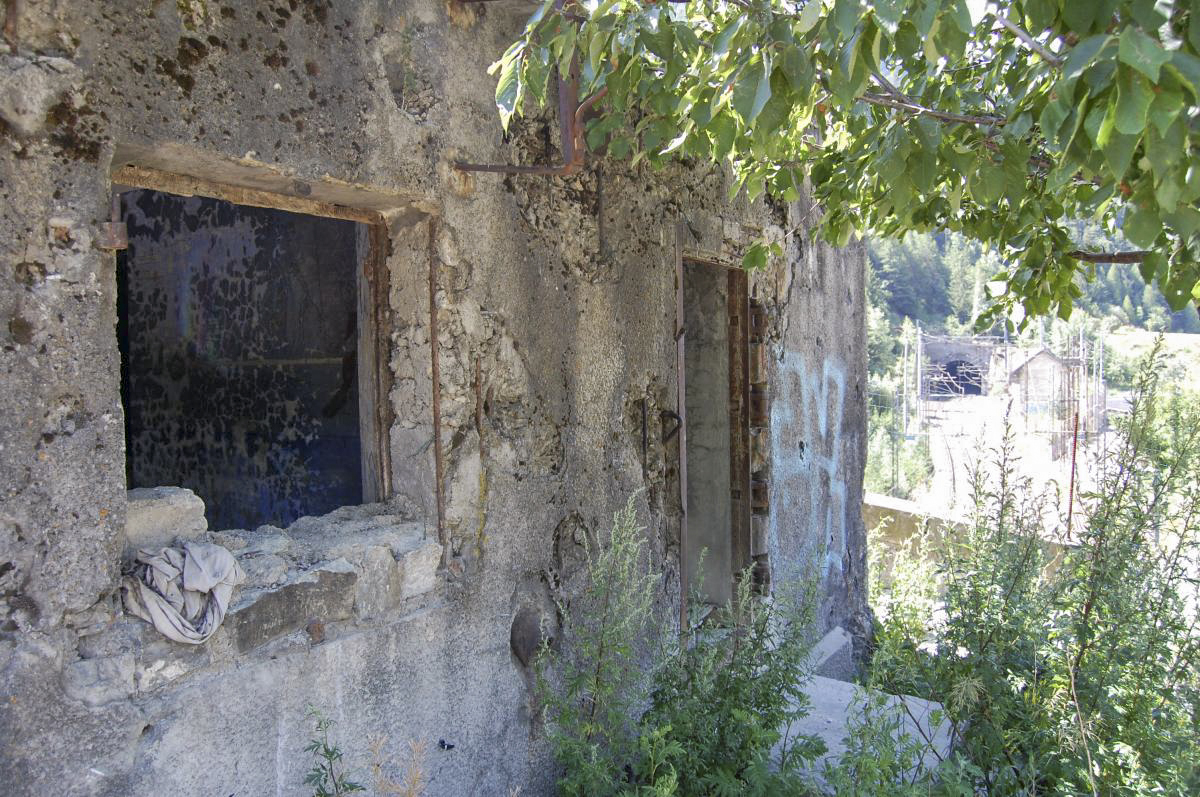 Ligne Maginot - RIEUX ROUX 2 - TUNNEL FERROVIAIRE - (Blockhaus pour arme infanterie) - Côté droit - fenêtre, goulotte à grenade et porte blindée - Michal Prasil