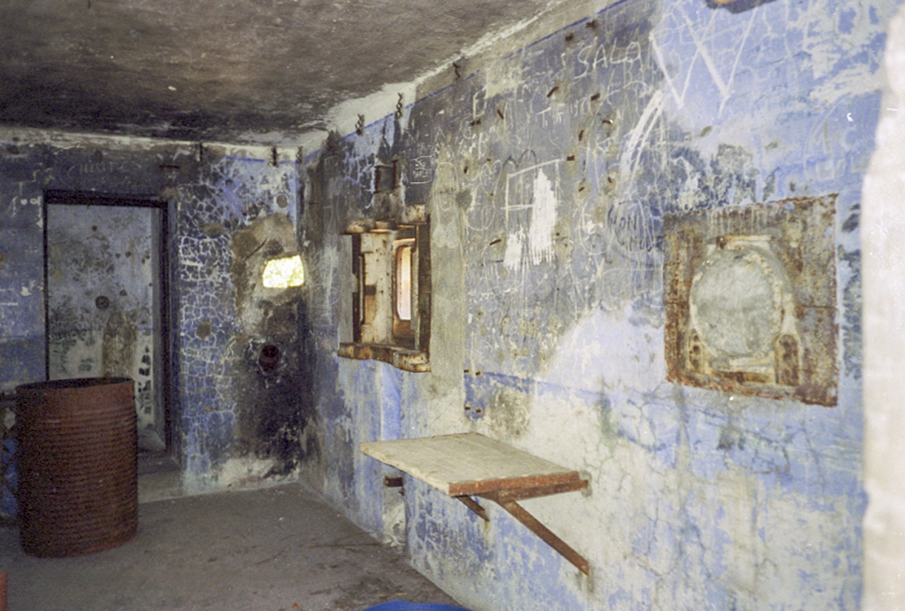 Ligne Maginot - RIEUX ROUX 2 - TUNNEL FERROVIAIRE - (Blockhaus pour arme infanterie) - Un créneau JM/AC47 donnant sur la voie ferrée et à sa gauche une ouverture qui aurait pu servir de créneau FM - Alain LOVINY