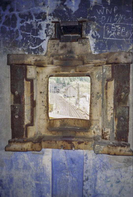 Ligne Maginot - RIEUX ROUX 2 - TUNNEL FERROVIAIRE - (Blockhaus pour arme infanterie) - Le créneau et sa vue sur le tunnel - Alain LOVINY