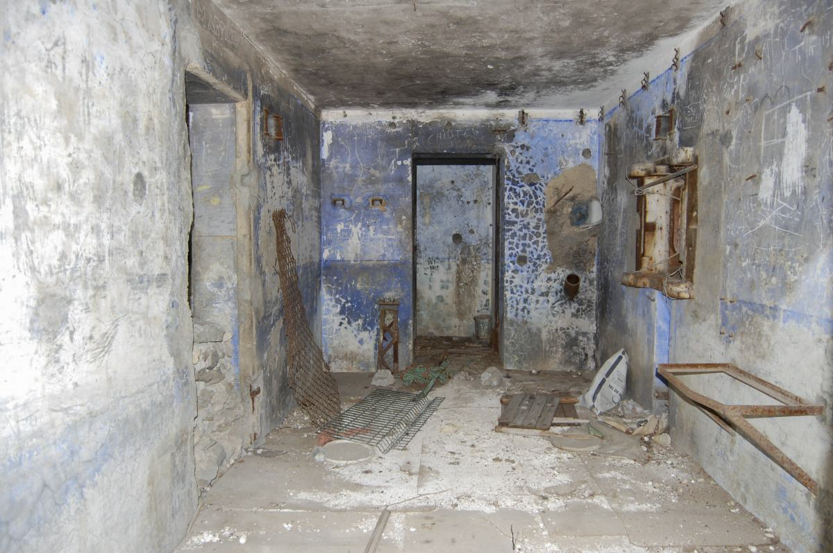Ligne Maginot - RIEUX ROUX 2 - TUNNEL FERROVIAIRE - (Blockhaus pour arme infanterie) - Intérieur de la chambre de tir - à l'arrière-plan latrine et goulotte à grenade - Michal Prasil