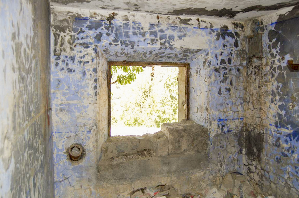 Ligne Maginot - RIEUX ROUX 2 - TUNNEL FERROVIAIRE - (Blockhaus pour arme infanterie) - Fenêtre et goulotte à grenade - Michal Prasil