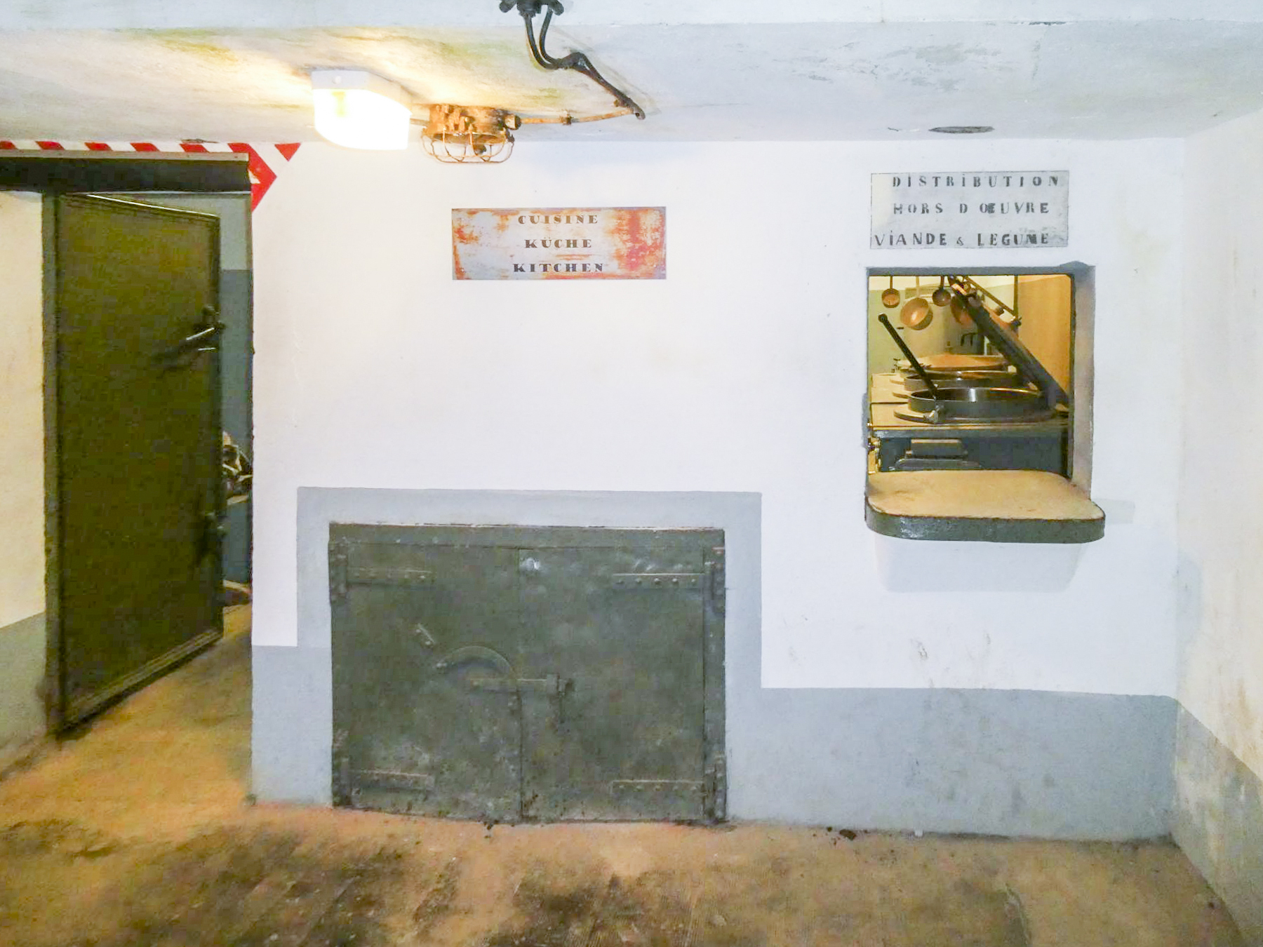 Ligne Maginot - FOUR A CHAUX - FAC - (Ouvrage d'artillerie) - Cuisine
Passe-plat et local poubelle - ELLENA Daniel - CUNY Philippe