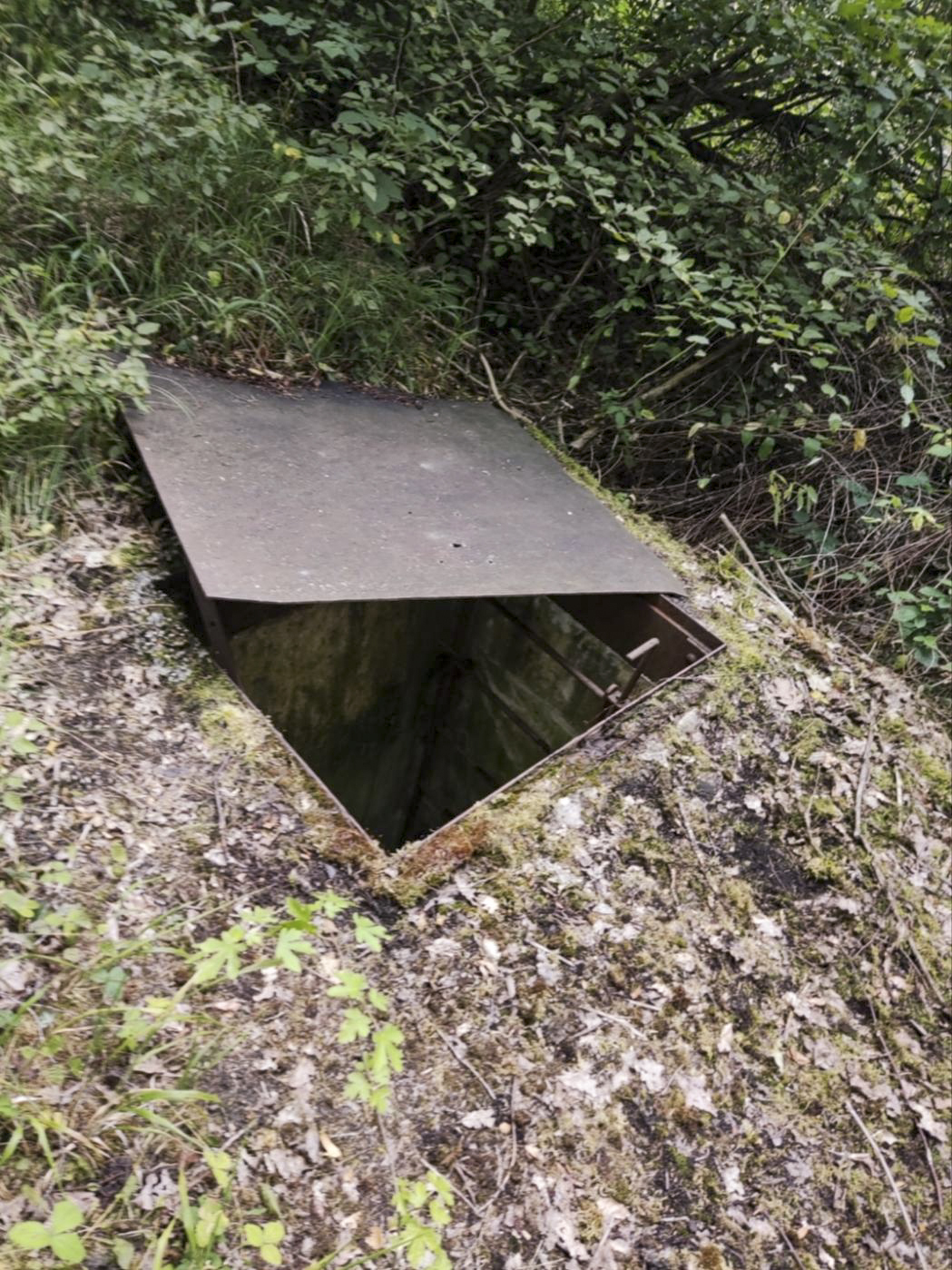 Ligne Maginot - 5T - (Chambre de coupure) - Trappe d'accès à la chambre de coupure, arrachée de ses gonds... - rominoutche