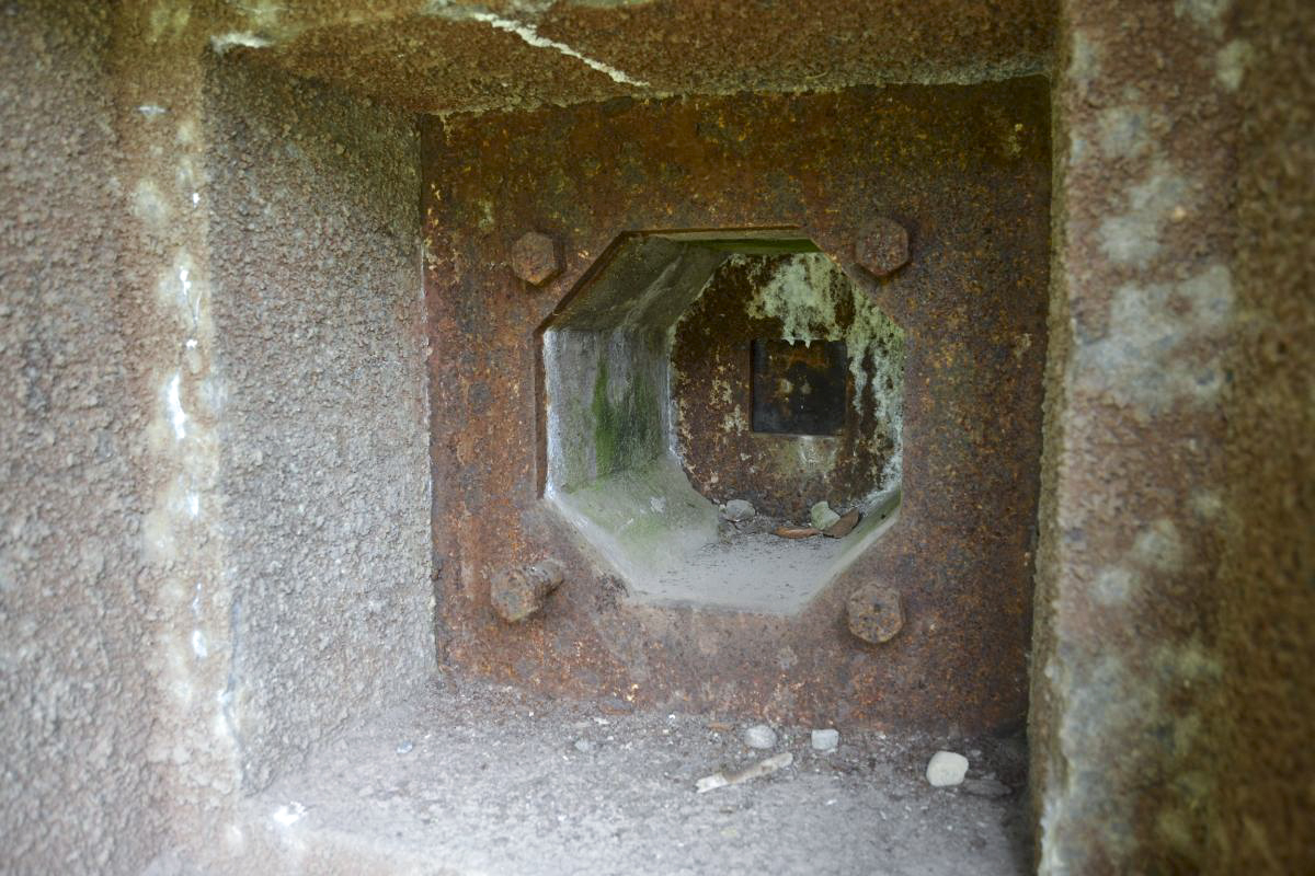 Ligne Maginot - KOBENBUSCH  - A13 - (Ouvrage d'artillerie) - Entrée munitions
Créneau FM extérieur.
Curieusement les deux boulons inférieurs ne sont pas serrés en contact avec la plaque. - Jules Mathieu