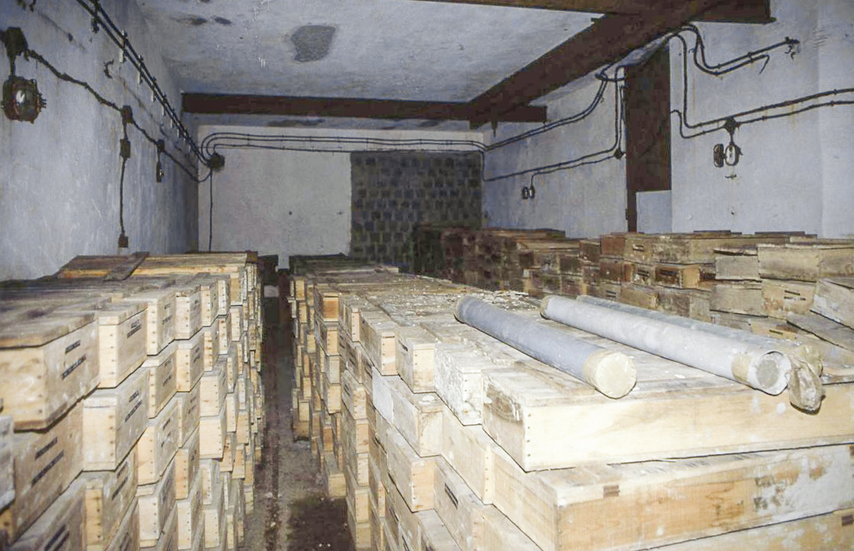 Ligne Maginot - KOBENBUSCH  - A13 - (Ouvrage d'artillerie) - Entrée munitions
De nombreuses caisses contenant divers carottages. - Valentin Hemmert