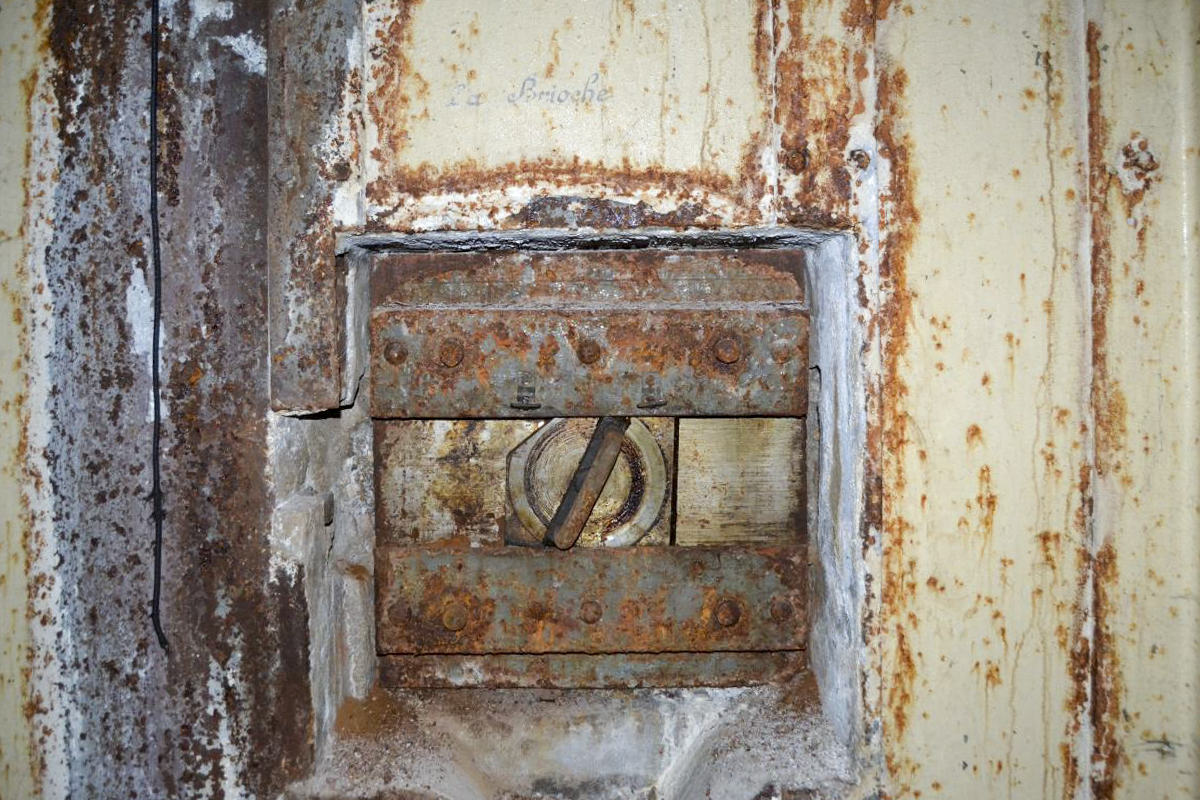 Ligne Maginot - KOBENBUSCH  - A13 - (Ouvrage d'artillerie) - Entrée munitions
Intérieur d'un créneau FM de façade.
Nommé 'la Brioche'
Les écrous ont disparu. - Jules Mathieu