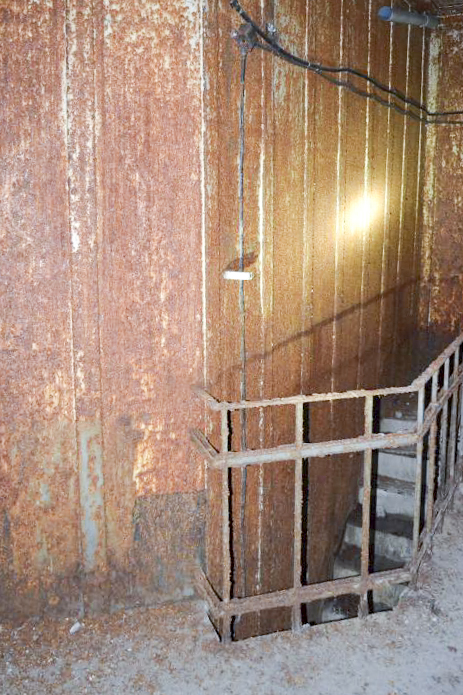 Ligne Maginot - KOBENBUSCH  - A13 - (Ouvrage d'artillerie) - Entrée munitions
Chambre de tir droite
Escalier d'accès vers l'autre chambre à gauche. - Jules Mathieu