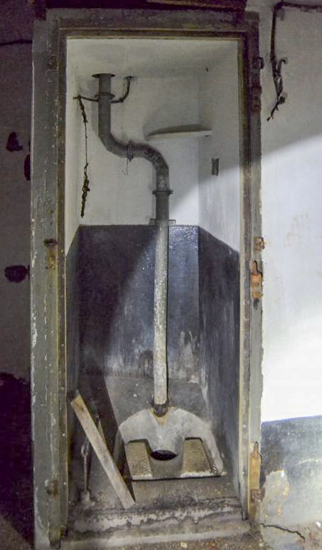 Ligne Maginot - KOBENBUSCH  - A13 - (Ouvrage d'artillerie) - Entrée munitions
Latrine - Jules Mathieu