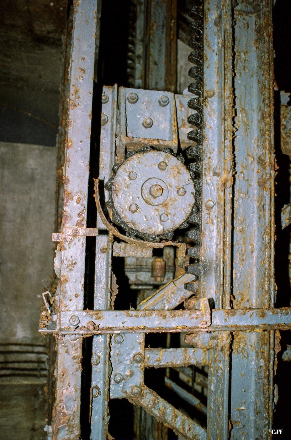 Ligne Maginot - KOBENBUSCH  - A13 - (Ouvrage d'artillerie) - La crémaillère du monte-charge - Lia VERMEULEN