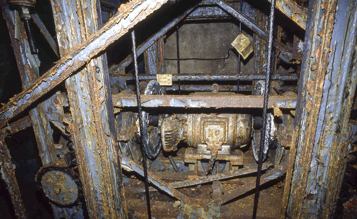 Ligne Maginot - KOBENBUSCH  - A13 - (Ouvrage d'artillerie) - L'entrée des hommes
L'ascenseur Coupé-Hugot à crémaillère - Valentin Hemmert