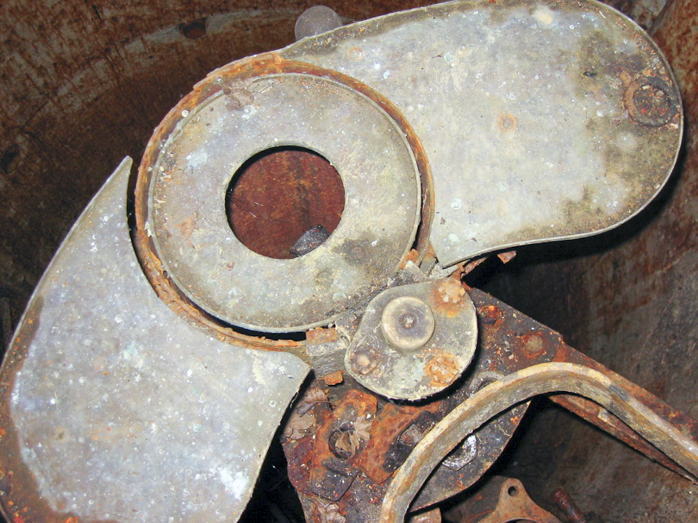 Ligne Maginot - KOBENBUSCH  - A13 - (Ouvrage d'artillerie) - Bloc 4
Intérieur de la cloche JM - Michel Teiten