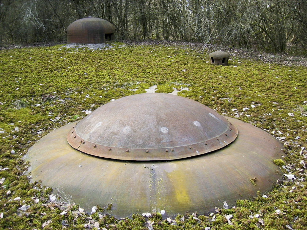 Ligne Maginot - KOBENBUSCH  - A13 - (Ouvrage d'artillerie) - Bloc 4
Tourelle mitrailleuse, cloche GFM et le prise d'air en arrière plan - Michel Teiten
