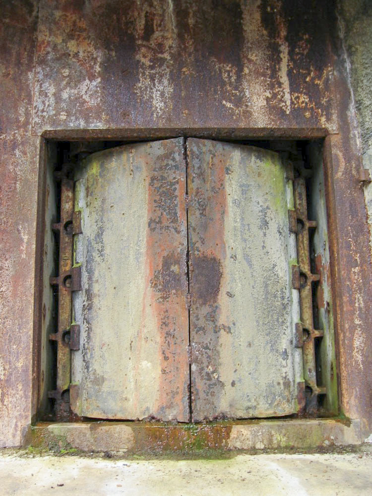 Ligne Maginot - KOBENBUSCH  - A13 - (Ouvrage d'artillerie) - Bloc 7
Casemate d'artillerie.
Volet blindé en place sur l'une des trois embrasures. - Michel Teiten