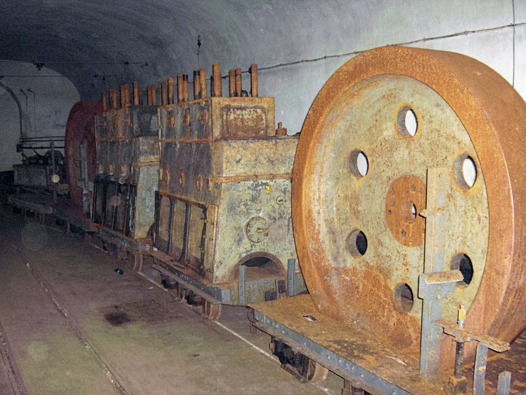 Ligne Maginot - SCHIESSECK - (Ouvrage d'artillerie) - Les groupes électrogènes de l'ouvrage du Kobenbusch stockés dans l'ouvrage du  Schiesseck - NOEL Yves - AOM 22 juin