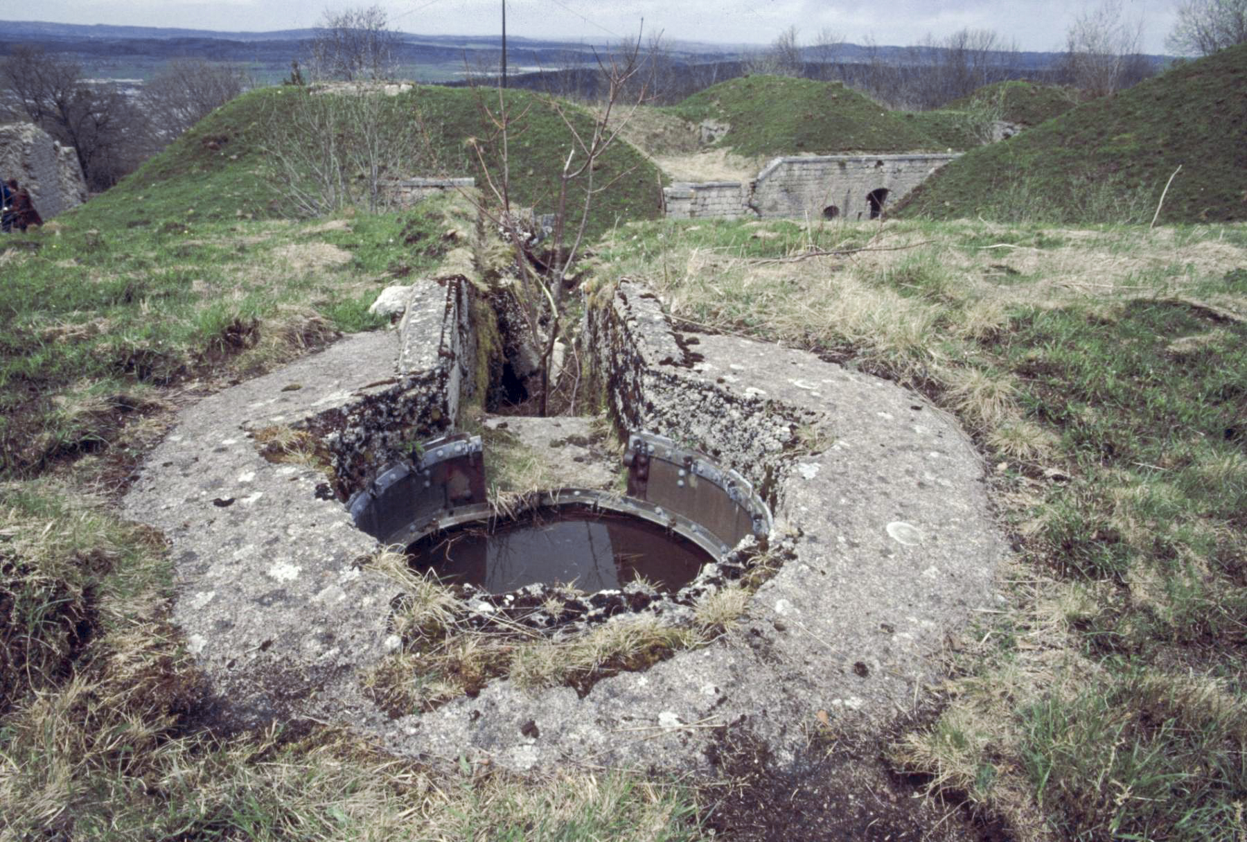 Ligne Maginot - FORT du LARMONT SUPERIEUR (Cuve pour arme d'infanterie) - Emplacement pour tourelle démontable sur la caserne. - ammagsdr