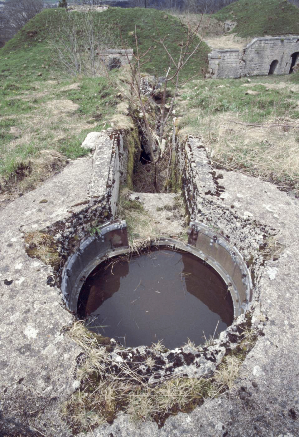 Ligne Maginot - FORT du LARMONT SUPERIEUR (Cuve pour arme d'infanterie) - Emplacement pour tourelle démontable sur la caserne. - ammagsdr