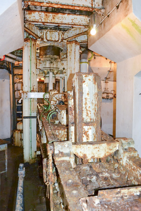 Ligne Maginot - GALGENBERG - A15 - (Ouvrage d'artillerie) - Bloc 3
Tourelle de mitrailleuses,
L'étage inférieur avec le balancier du contrepoids de la tourelle - PAVEL Jan