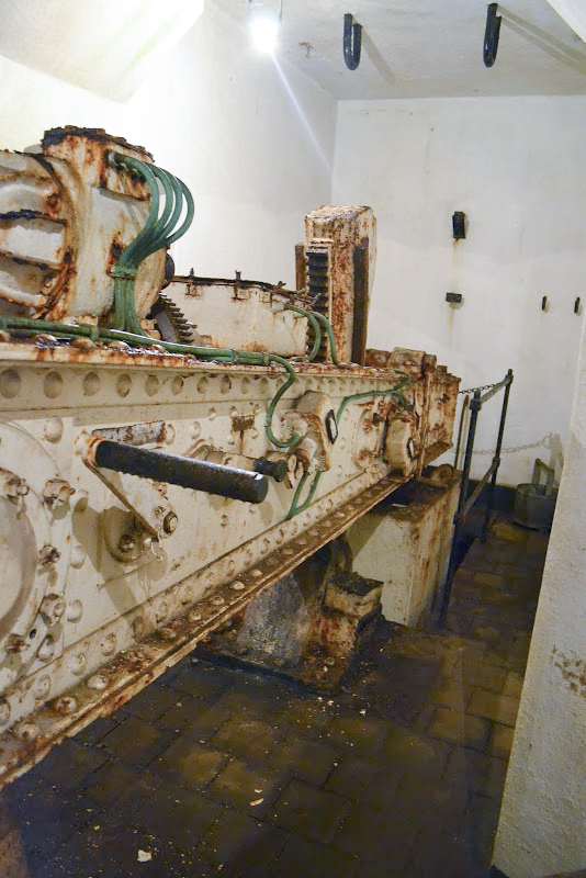 Ligne Maginot - GALGENBERG - A15 - (Ouvrage d'artillerie) - Bloc 3
Tourelle de mitrailleuses, 
Le balancier de la tourelle et le contrepoids en bout de ce dernier - PAVEL Jan