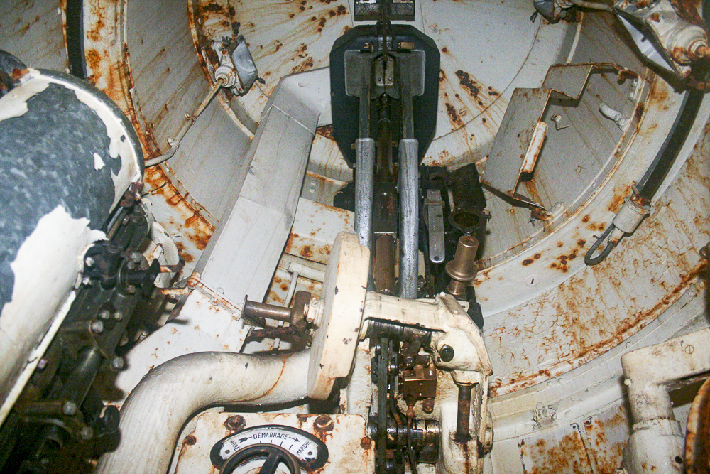 Ligne Maginot - GALGENBERG - A15 - (Ouvrage d'artillerie) - Bloc 3
Dans la chambre de tir de la tourelle mitrailleuse - Michel Teiten