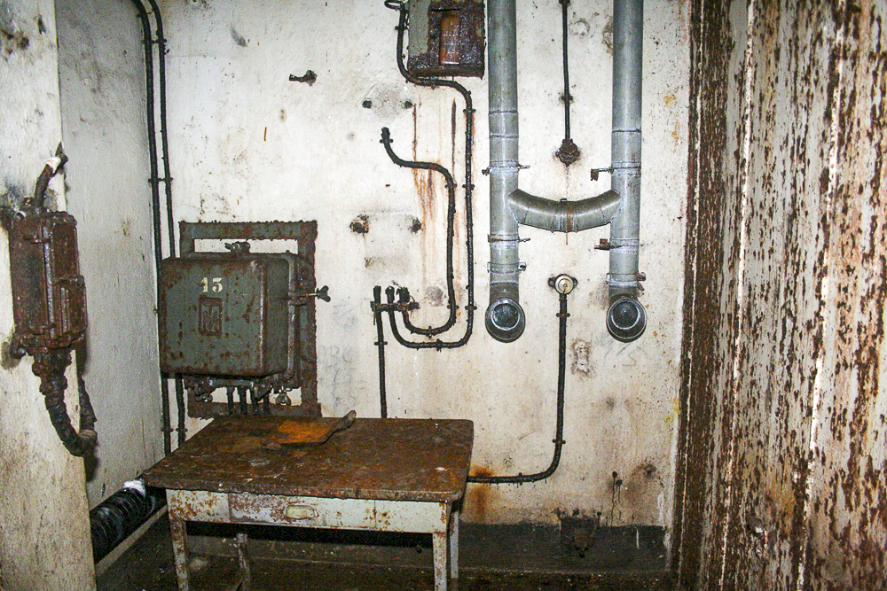 Ligne Maginot - GALGENBERG - A15 - (Ouvrage d'artillerie) - Bloc 3 
Etage supérieur.
Tubes acoustiques et téléphones. - Michel Teiten