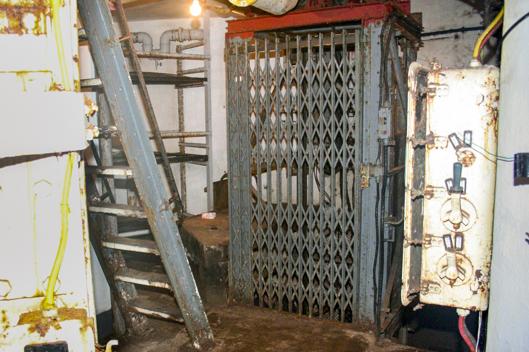 Ligne Maginot - GALGENBERG - A15 - (Ouvrage d'artillerie) - Bloc 3
Tourelle de mitrailleuses
Etage inférieur au niveau du monte-charge. L'échelle à gauche monte vers l'étage intermédiaire de la tourelle.  - Michel Teiten