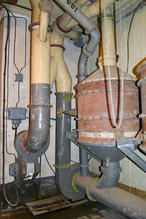 Ligne Maginot - GALGENBERG - A15 - (Ouvrage d'artillerie) - Entrée munitions
Les filtres 'air gazé' de l'entrée - PAVEL Jan