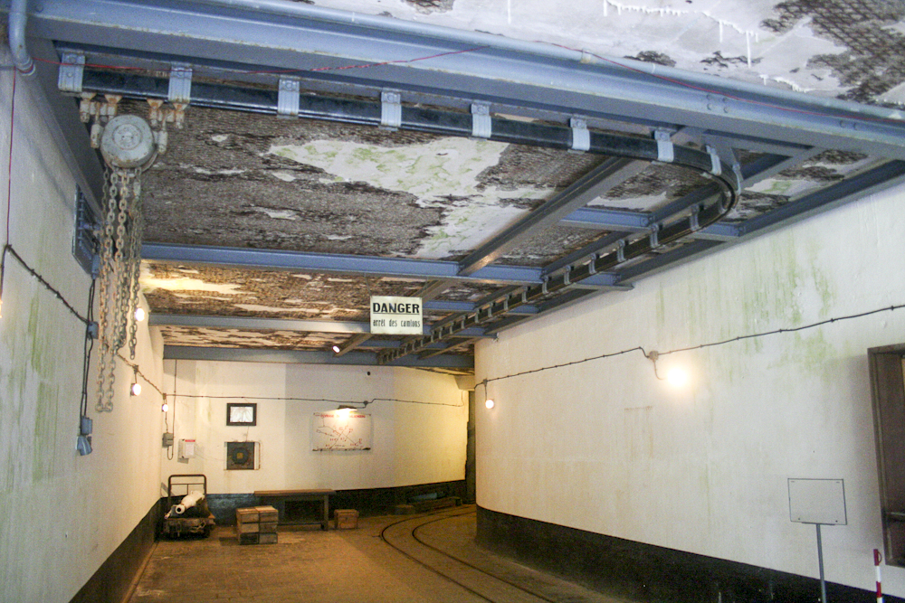 Ligne Maginot - GALGENBERG - A15 - (Ouvrage d'artillerie) - Entrée munitions
Hall d'entrée
Noter les rails et palans qui servaient au déchargement des camions et transfert sur les wagons du réseau intérieur - Michel Teiten